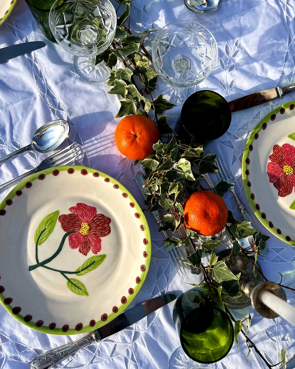 Escena de mesa puesta con piezas de cerámica hechas a mano de Bardo Atelier