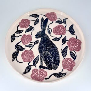 Pink Hare – Platon artesanal de cerámica pintado a mano de la colección pink Hare
