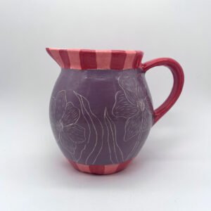 Jarra flowers violet