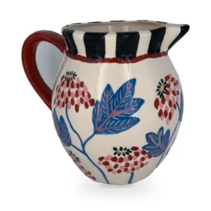 Jarra de cerámica pintada a mano con flores