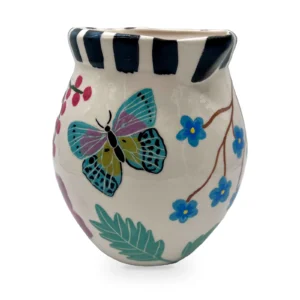 Jarra de cerámica pintada a mano con mariposas